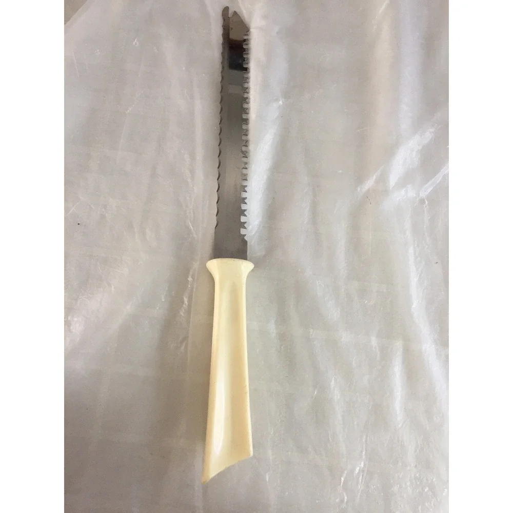 Vintage 60s Quikut Knives Lot of 2 Serrated Kitchen Bread &‎ Butter Utility USA